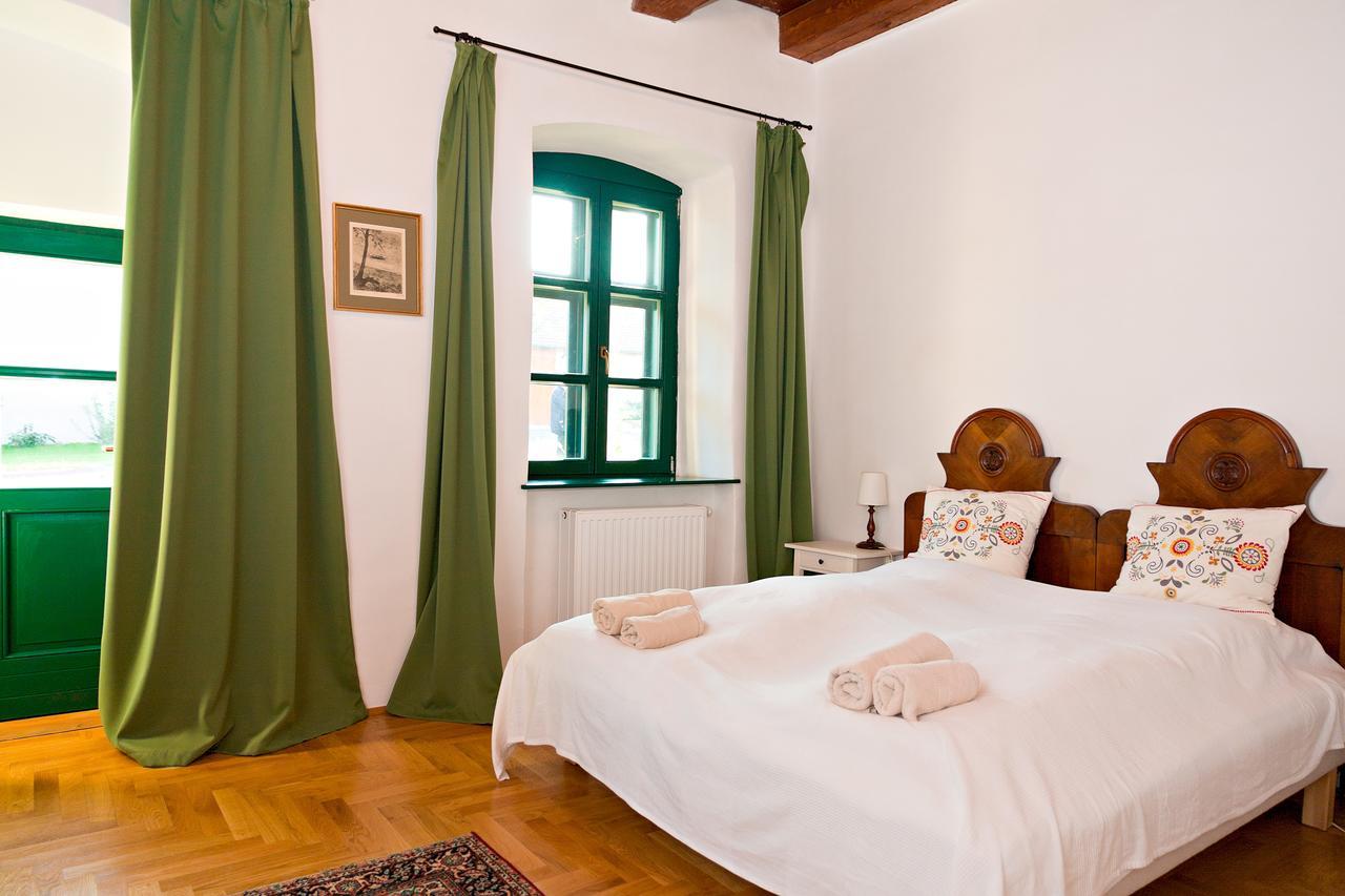 Barta Pince Vendeghaz Mad Hotel ภายนอก รูปภาพ